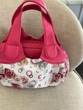Pink and white medium size purse!